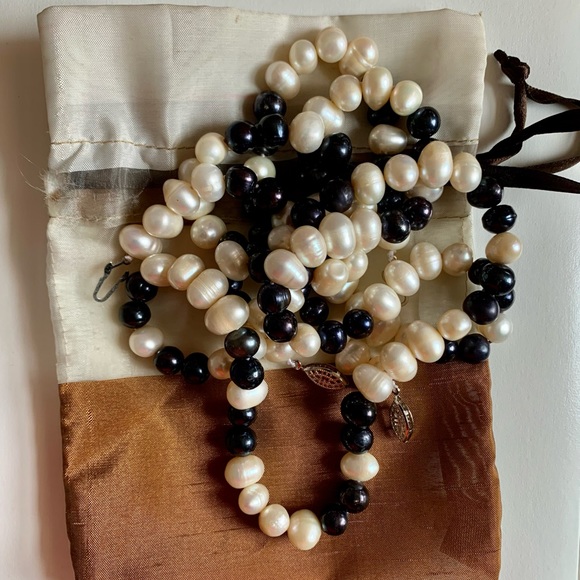 Fresh water black and white Pearl necklace and bracelet - Picture 5 of 7